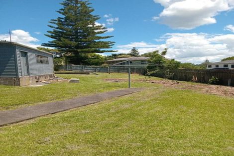 Photo of property in 8 Dawnhaven Drive, Te Atatu Peninsula, Auckland, 0610