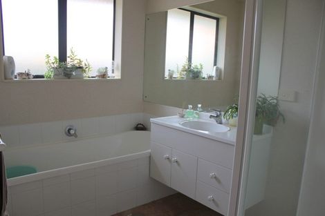 Photo of property in 102 Kingdale Road, Henderson, Auckland, 0610