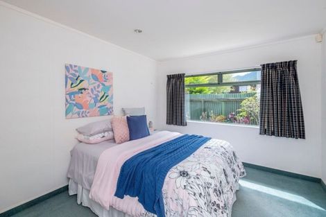 Photo of property in 2 Inverell Place, Waikanae, 5036