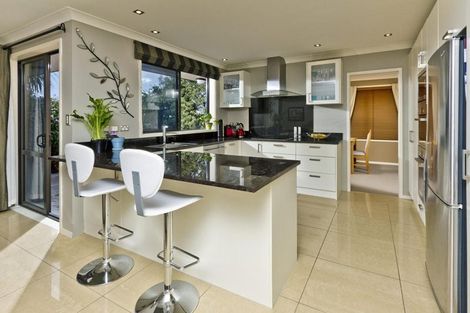 Photo of property in 16 Baulcomb Parade, Windsor Park, Auckland, 0632
