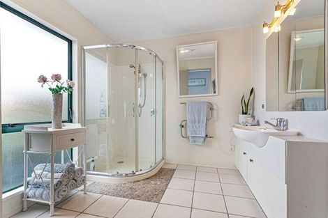 Photo of property in 30 Simon Owen Place, Golflands, Auckland, 2013