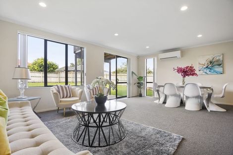 Photo of property in 16 Secoia Crescent, Mangere, Auckland, 2022