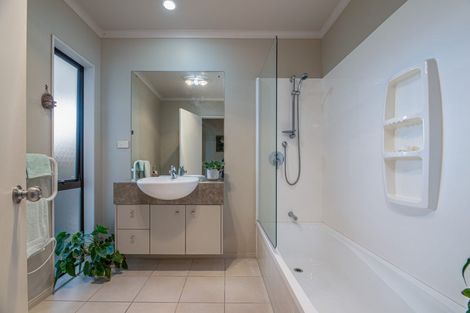 Photo of property in 30 Espalier Drive, Henderson, Auckland, 0612