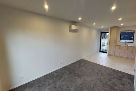 Photo of property in 8/21 Awaroa Road, Sunnyvale, Auckland, 0612
