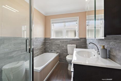 Photo of property in 11 Pinkerton Grove, Newlands, Wellington, 6037