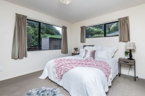 Photo of property in 7a Lyndfield Lane, Newlands, Wellington, 6037