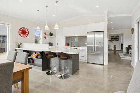 Photo of property in 14 Topping Place, Whitianga, 3510