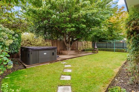 Photo of property in 33 Highland Place, Avonhead, Christchurch, 8042