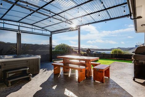 Photo of property in 86 Queen Charlotte Drive, Aotea, Porirua, 5024