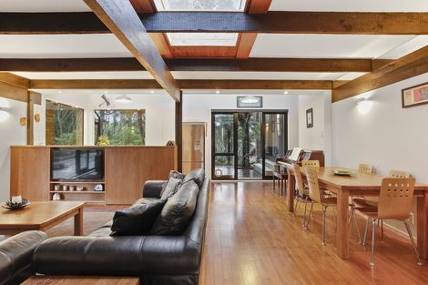 Photo of property in 34 Hollywood Avenue, Titirangi, Auckland, 0604