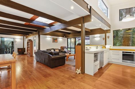 Photo of property in 34 Hollywood Avenue, Titirangi, Auckland, 0604