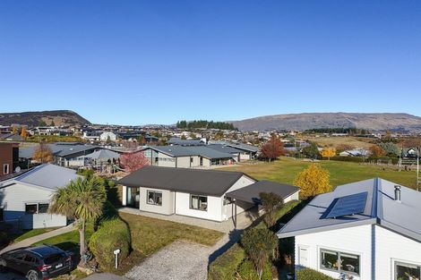 Photo of property in 8 Pukeko Place, Wanaka, 9305