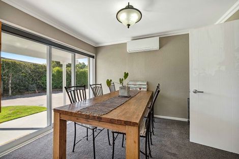 Photo of property in 5 Tamati Place, Merrilands, New Plymouth, 4312