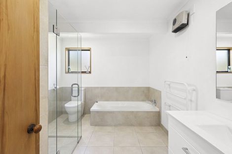 Photo of property in 8 Mount Iron Drive, Wanaka, 9305