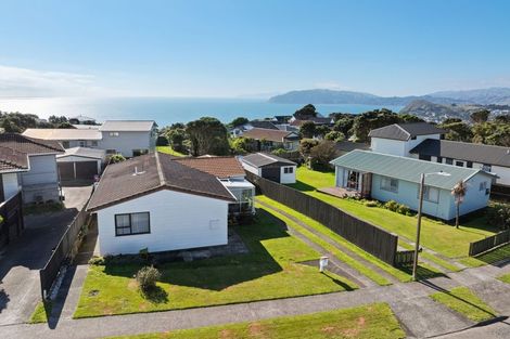Photo of property in 124 Pikarere Street, Titahi Bay, Porirua, 5022