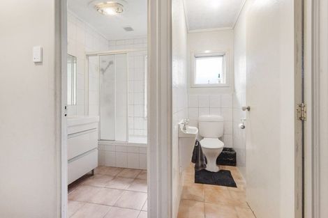 Photo of property in 17 Kervil Avenue, Te Atatu Peninsula, Auckland, 0610