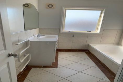 Photo of property in 2 Glastry Close, East Tamaki Heights, Auckland, 2016