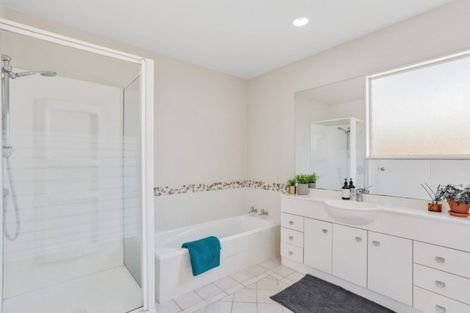 Photo of property in 18 Tyrico Close, Unsworth Heights, Auckland, 0632