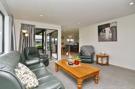 Photo of property in 2 Stratford (pvt) Way, Rangiora, 7400
