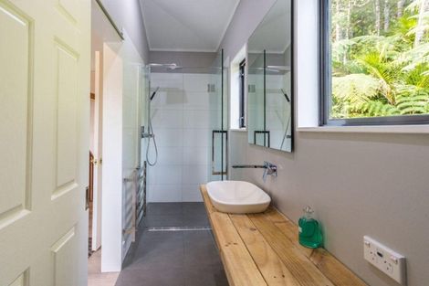 Photo of property in 24 Valley Road, Titirangi, Auckland, 0604