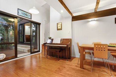 Photo of property in 34 Hollywood Avenue, Titirangi, Auckland, 0604