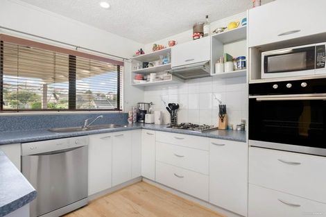 Photo of property in 37 Athena Drive, Totara Vale, Auckland, 0629