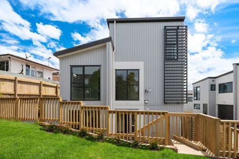 Photo of property in 3/1088 Beach Road, Torbay, Auckland, 0630