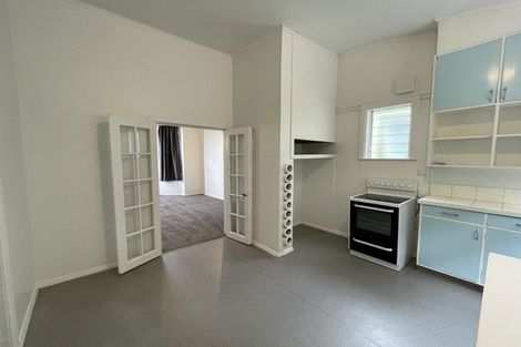 Photo of property in 98 Rolleston Street, Mount Cook, Wellington, 6021