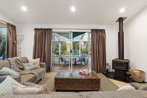 Photo of property in 49 Onedin Place, Titirangi, Auckland, 0604