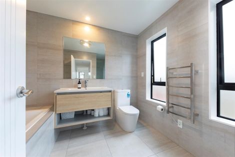 Photo of property in 28d Edmonton Road, Henderson, Auckland, 0612