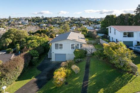Photo of property in 11 Barker Rise, Northcross, Auckland, 0632