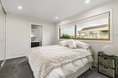 Photo of property in 3/2 Beach Road, Castor Bay, Auckland, 0620