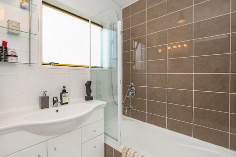 Photo of property in 28 Harkness Place, Avonhead, Christchurch, 8042