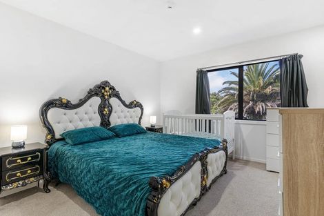 Photo of property in 2/4 Harry Ward Place, Henderson, Auckland, 0610