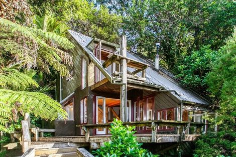 Photo of property in 40 Otitori Bay Road, Titirangi, Auckland, 0604