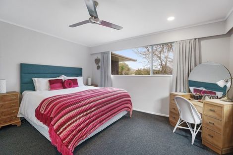 Photo of property in 3 Rewarewa Crescent, Waikanae, 5036