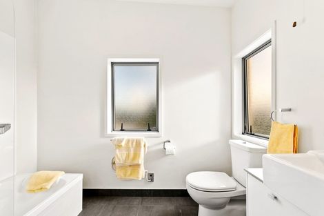 Photo of property in 76h Edmonton Road, Henderson, Auckland, 0612