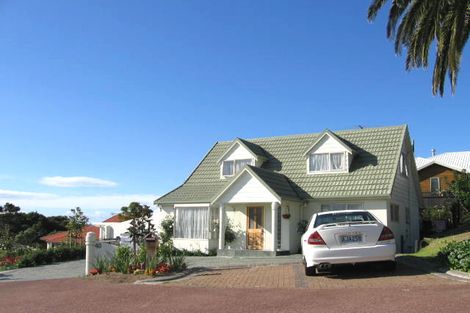 Photo of property in 40 Tyrico Close, Unsworth Heights, Auckland, 0632