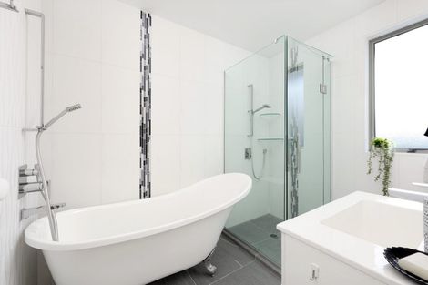 Photo of property in 28 Heversham Place, Glendene, Auckland, 0602