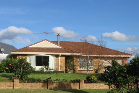 Photo of property in 194 Lakeside Drive, Orewa, 0931