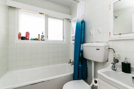 Photo of property in 139u2 Queens Drive, Lyall Bay, Wellington, 6022