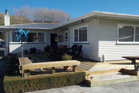 Photo of property in 16 Ongo Road, Hunterville, 4730