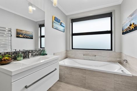 Photo of property in 18 Manurau Crescent, Merrilands, New Plymouth, 4312