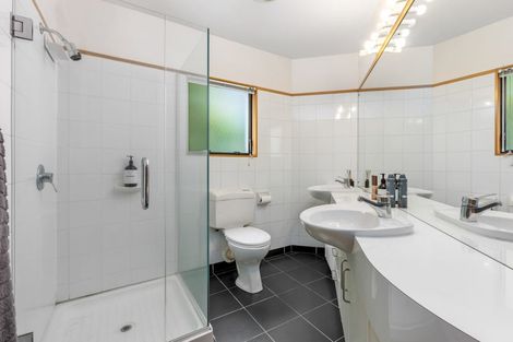 Photo of property in 2/19 Churchill Road, Murrays Bay, Auckland, 0630