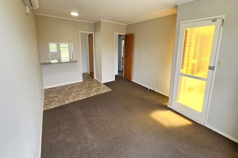 Photo of property in 3/2 Longbill Place, Glendene, Auckland, 0602