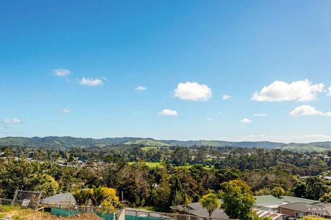Photo of property in 15 Mara Way, Sunnyvale, Auckland, 0612