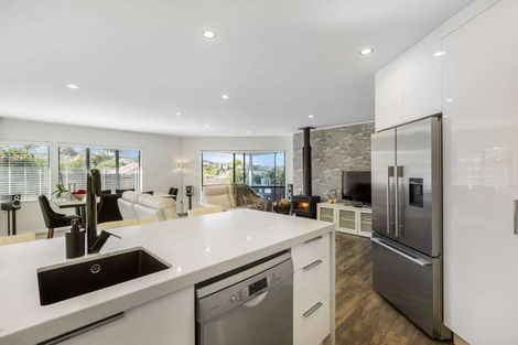 Photo of property in 2/100 Gosford Drive, Botany Downs, Auckland, 2010