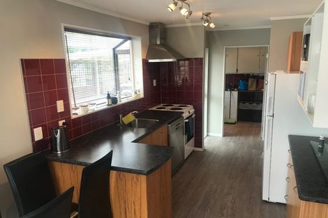 Photo of property in 22 Evesham Place, Newlands, Wellington, 6037