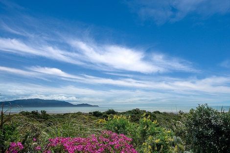 Photo of property in 43 Field Way, Waikanae Beach, Waikanae, 5036