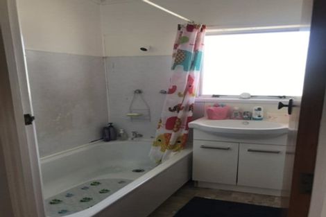Photo of property in 3/178 Chivalry Road, Glenfield, Auckland, 0629